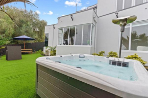 High-end Modern Villa Spa Pool - Harbour Views
